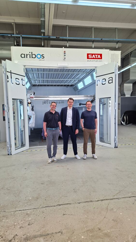 Hendrik Franke, Geschäftsführer Glasurit Autoreparaturlacke Deutschland, David Rau, Projektleiter Automatisierung Sata, und Tobias Brefeld, CEO der Aribos Group (von links) waren in Hannover, um sich den Jetstream anzuschauen. (Bild:  Glasurit)