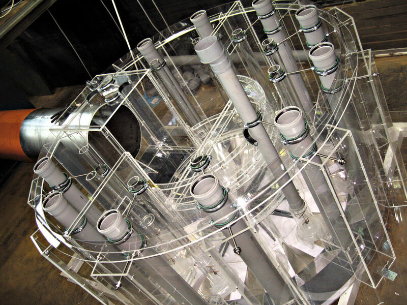 Um beim Bau der Pumpstation eine möglichst große Sicherheit zu haben, bauten Spezialisten bei KSB zusätzlich noch ein verkleinertes Modell aus Acrylglas. (Bild: KSB)