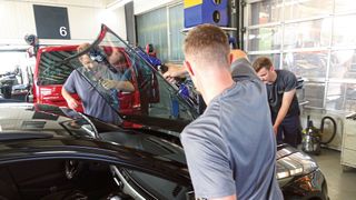 Rund 100 Scheiben tauscht die freie Werkstatt Auto Hirsch jährlich aus. Für den Betrieb ist das Glasgeschäft mittlerweile ein wichtiger und ertragreicher Geschäftsbereich geworden. (Bild: Schreiner/»kfz-betrieb«)