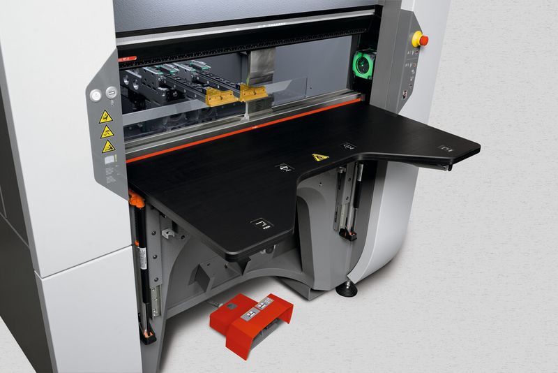 Impressionen von der Abkantmaschine Xpert 40. (Bild: Bystronic)