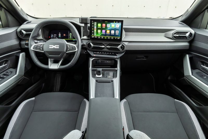 Hinter dem Lenkrad gibt sich der Bigster modern mit einer guten Mischung aus digitaler und analoger Welt. (Bild: Dacia)