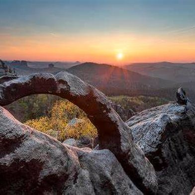 Im Osterzgebirge geht vielleicht bald noch eine ganz andere Sonne auf! Gemeint ist die Chance, die Abhängigkeit von China vom Lithium zu verringern. Denn im Erzgebirge liegen Millionen Tonnen davon unter Tage. Jetzt wird geprüft, ob der Abbau mit anderen Modalitäten kollidiert. (Bild: Travelking)