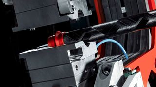 Aufbringen von Kunststoffelementen auf eine Rohrstruktur – im Prozess des Laser-Tapewickelns. Das Verfahren stammt vom Dresdner Unternehmen Anybrid. (Anybrid)