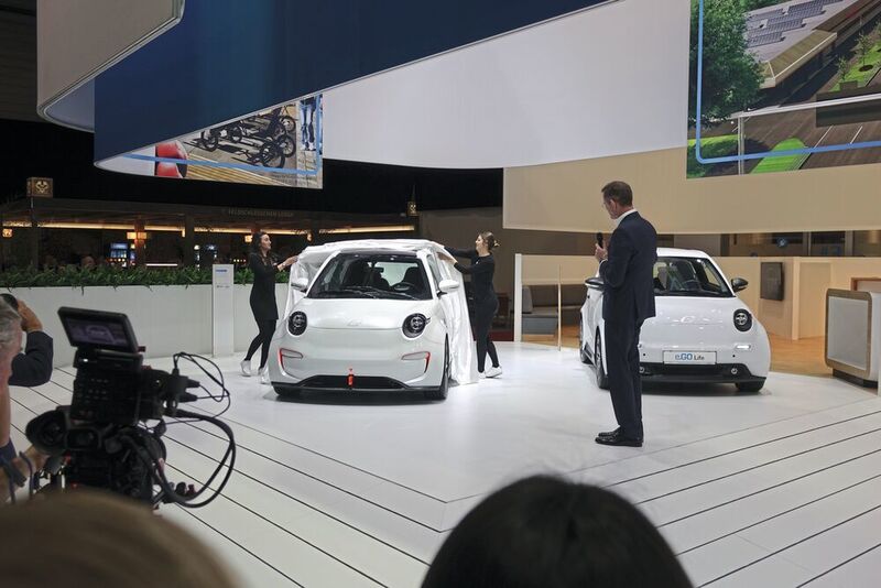 E.Go Mobile zeigte erstmals den E.Go Life Concept Sport (links). Premiere hatte auch das Serienmodell des E-Autos E.Go Life (rechts). (Sven Prawitz/Automobil Industrie)