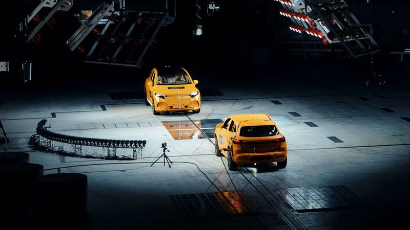 Diesmal trafen ein EQS-SUV und ein EQA aufeinander. (Bild: Mercedes-Benz)