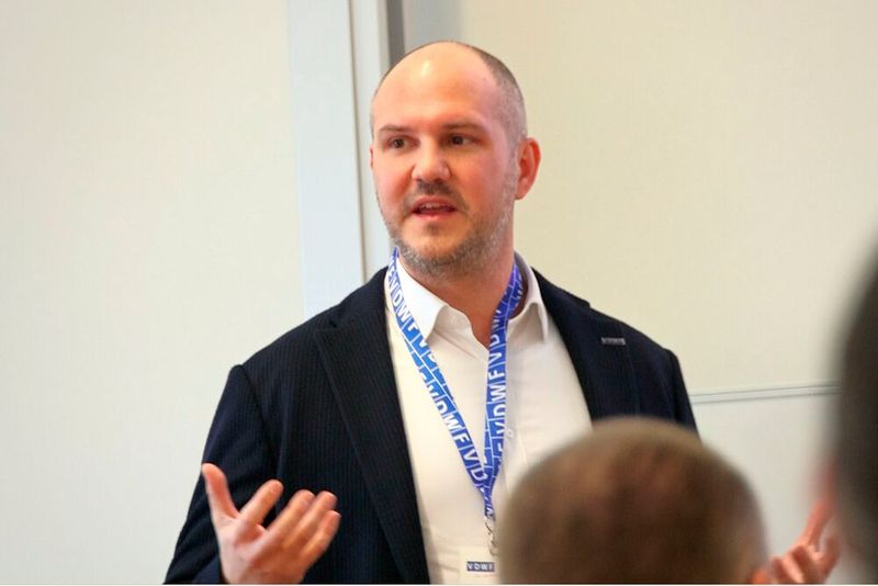 Torsten Kersting, Leiter Werkzeugbau bei der Craemer GmbH (der auch die Leitung des neuen Arbeitskreises Werkzeugbauleiter-Treff übernimmt), gab einen Überblick über die aktuell schwierige Lage der Branche und skizzierte Lösungen und Wege aus der Krise. (Bild: Maschinenmarkt/rw)