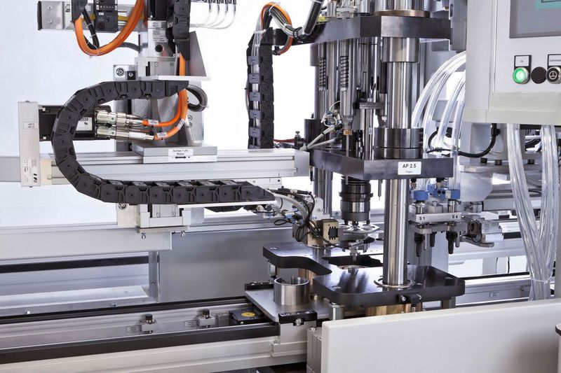 Bild 2: In der Fügezelle wird der Rotor mit dem Stator verbunden. (Bild: IEF Werner)