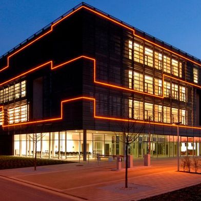 Fraunhofer ENAS: Hauptgebäude in Chemnitz  (Bild: Fraunhofer ENAS Hauptgebäude / Fraunhofer ENAS / CC BY-SA / Wikimedia Commons)