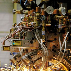 Das unbegrenzt drehbare D/AFL-Dreibrenner-Aggregat meistert das Autogen-Fasenschneiden bis zu einer Blechdicke von 80 Millimeter souverän.