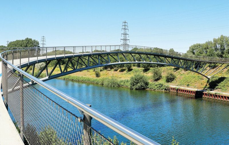 Kann sich sehen lassen: Radweg entlang der renaturierten Emscher bei Oberhausen. (Bild: ©mitifoto - stock.adobe.com)