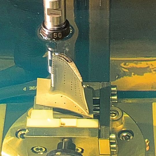 Detailed view: The erosion process on the cooling air bores of a turbine blade takes place at high-stress points of the component. Detailed view: The erosion process on the cooling air bores of a turbine blade takes place at high-stress points of the component.