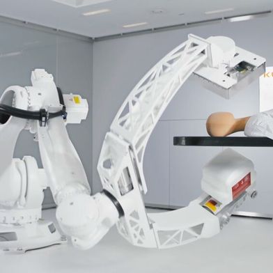 Der Roboter für hohe Traglasten bis 300 kg wird in Systemen eingesetzt, die z. B. Röntgen-C-Bögen oder Linearbeschleuniger für Strahlentherapie ermöglichen. (Bild: Kuka)