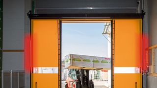 Das seitlich aufrollende Schnelllauftor „Novosprint“ öffnet sich bis zu 5 m/s schnell und bietet größtmögliche Effizienz und Sicherheit für hoch frequentierte Durchgänge. (Butzbach)