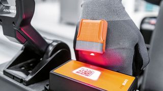 Pro-Glove ist bei Festo in der Logistik im Einsatz: Die Fahrer der Routenzüge nutzen das Wearable für die Warenentsorgung in der Montage. (Festo AG & Co. KG)