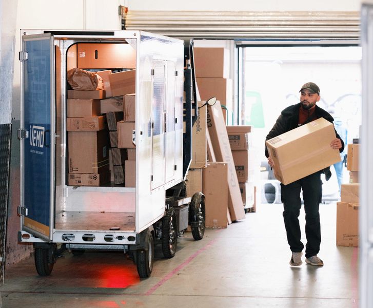 Der Lastenrad-Auflieger bietet eine maximale Zuladung von 450 Kilogramm und ein Ladevolumen von 4,2 Kubikmeter. (Bild: Zemmi)