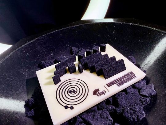 Bild1: Hier sieht man additiv gefertigte Demonstratoren aus einem Hochtemperatur-Supraleiter-Material. Am Lehrstuhl für Digital Additive Production der RWTH Aachen will man so günstiger Supraleiter aus YBCO aus der Taufe heben, die etwa stabiler sind als bisherige.(Bild:  RWTH DAP)