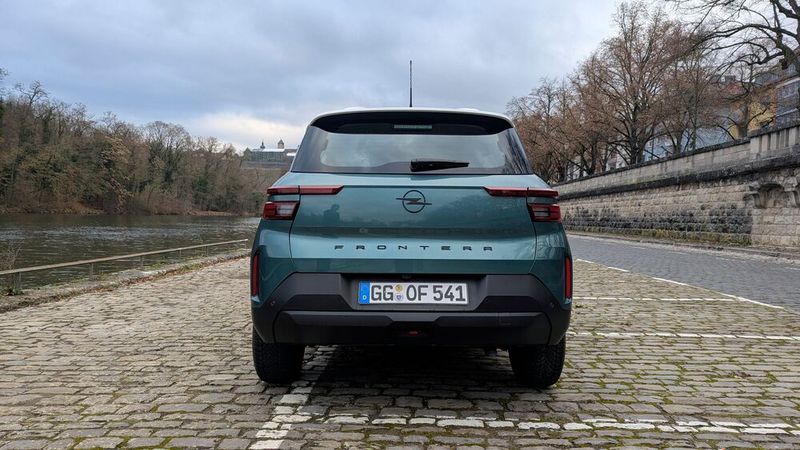 Beim Opel hingegen sieht man am Heck die Zugehörigkeit zur Smart-Car-Fahrzeugfamilie von Stellantis. Während die Front markentypisch aussehen darf, ähnelt die Heckgestaltung dem Citroën C3 Aircross. (Bild: Rosenow – VCG)