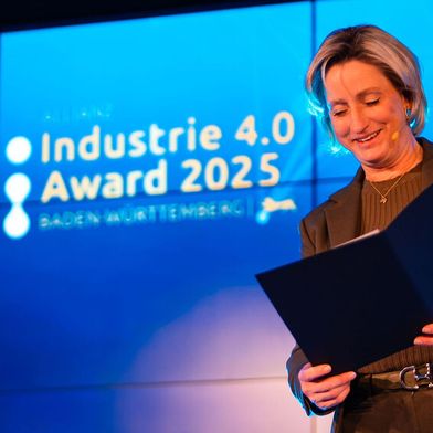 Baden-Württembergs Wirtschaftsministerin Dr. Nicole Hoffmeister-Kraut ehrt Lapp für seine E-Kanban-Lösung mit dem Allianz Industrie 4.0 Award. (Bild: Lapp)
