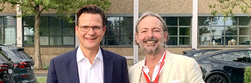 Der langjährige EuroCloud-Vorstand Felix Höger (l.) begrüßt das neue Vorstandsmitglied Dr. Nils Kaufmann.
