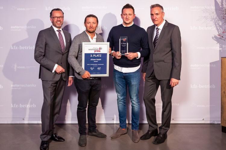 Ein weiterer dritter Platz ging an die Inhaber der eTower GmbH Konstantin Schmidt (2. v. l.) und Michael Knittel, umrahmt von Olaf Mußhoff (i.), Director Automechanika Frankfurt und »kfz-betrieb«-Chefredakteur Wolfgang Michel .   (Bild: Stefan Bausewein)