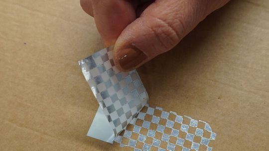 Nichts für Schachspieler: Das neue manipulationssichere Haftmaterial „HERMAvoid“ bietet sichtbaren Schutz für Produkte und Marken.(Bild:  Herma)