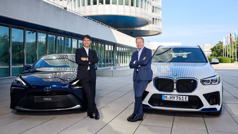 Toyota-Chef Koji Sato (l.) und BMW-Chef Oliver Zipse: Die Auohersteller entwickeln eine neue Generation eines Brennstoffzellenantriebs.(Bild:  BMW)