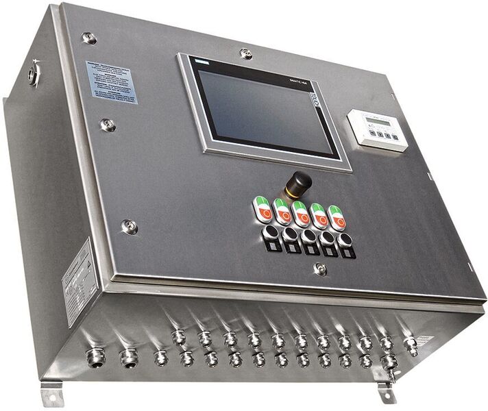 Bild 2: Ein Schalt-/Steuerschrank mit HMI-Touch-Panel und verschiedenen Eingabegeräten inklusive SPS für die Ex-Zone 1. Die Regelung des Gehäuseinnendrucks schützt die eingebauten Komponenten.  (Gönnheimer Elektronic)