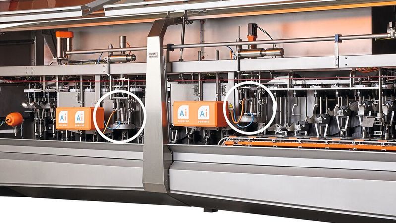 Insgesamt sieben Motoren je Maschine ermöglichen eine exakte Positionierung der zu verarbeitenden Produkte. Im Bild sind zwei Motoren markiert.(Bild:  Heidrive)