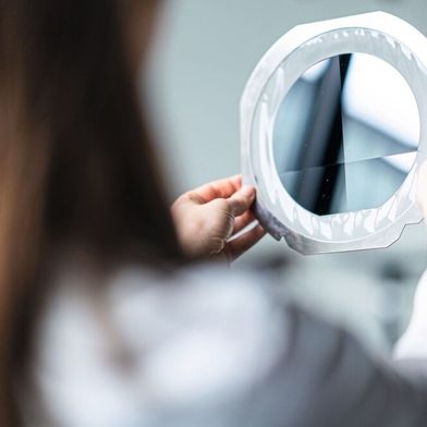 Das lasergestützte Verfahren soll das Schneiden von Wafern deutlich produktiver machen. (Bild: Trumpf)