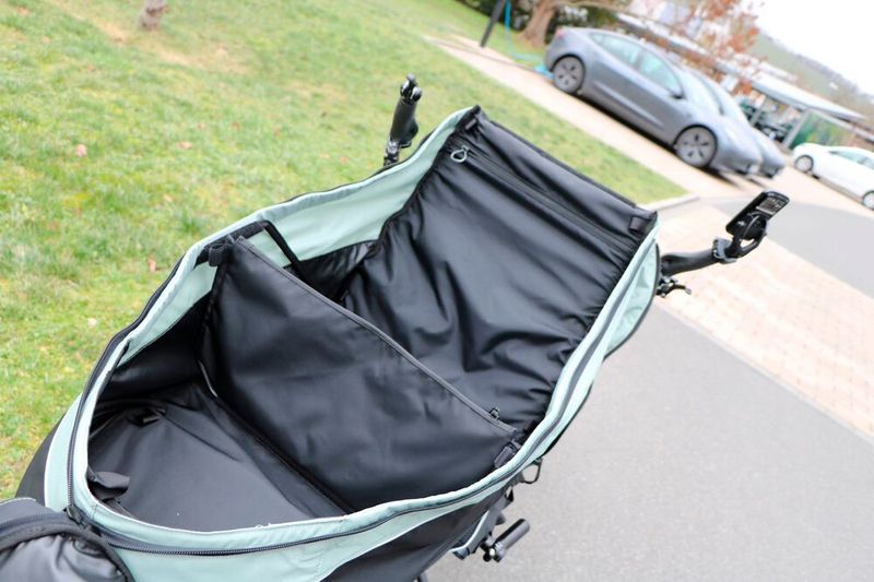 Wird das Pino Cargo als Tandem genutzt, kann die Tasche schnell und unkompliziert abgenommen werden. (Bild: Ute Drescher - konstruktionspraxis)