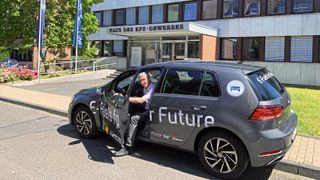 ZDK-Geschäftsführer Werner Steber präsentierte 2022 die erste E-Fuels-Kampagne des Zentralverbands Deutsches Kraftfahrzeuggewerbe (ZDK): Der ZDK testete monatelang einen Golf, der ausschließlich mit E-Fuels betankt wurde. (Bild: Pfaff – VCG)