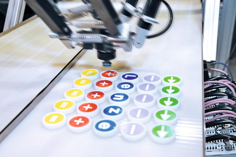 Roboterfunktionen wie Pick&Place können mithilfe von Funktionsbausteinen unabhängig von der gewählten Kinematik gestaltet werden. (Bild: Lenze)