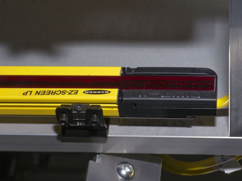 Sicher bis in die Ecken: Die Schutzfeldhöhe entspricht der Gehäuselänge, Blindzonen gibt es nicht (Bild: Turck)