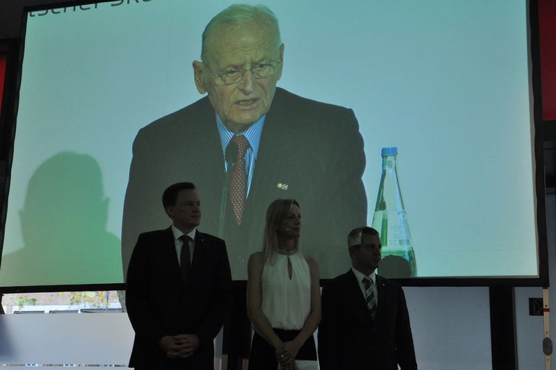 Carl H. Hahn holte Skoda 1991 in den Volkswagenkonzern und investierte in die Marke. Er erzählte, wie es damals gelang, die tschechische Regierung vom Partner Volkswagen zu überzeugen. Ursprünglich sollte Renault einsteigen. (Grimm / »kfz-betrieb«)