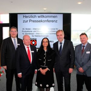Bettina Schall im Kreis der Gastredner (v.l.n.r.) Andreas Kreissl (Cera-Con), Dr. Gerhard Drunk (Xpertgate), Ministerialdirektor Hubert Wicker und Rainer Bachert (P. E. Schall).