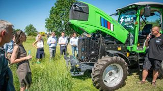 Beim „Praxistag Alternative Antriebsenergien für Landmaschinen“ zeigten Unternehmen ihre Fahrzeuge. (Bild: Wolfgang Ehrecke)