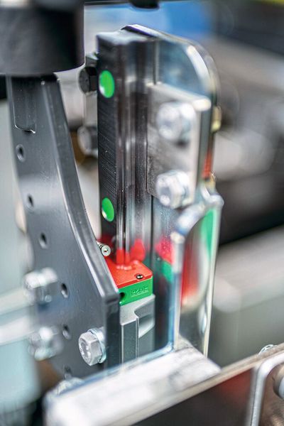 Die flache EG-Baureihe von Hiwin integriert sich platzsparend in das Shuttle FS400. (Bild: Sebastian Kopf)