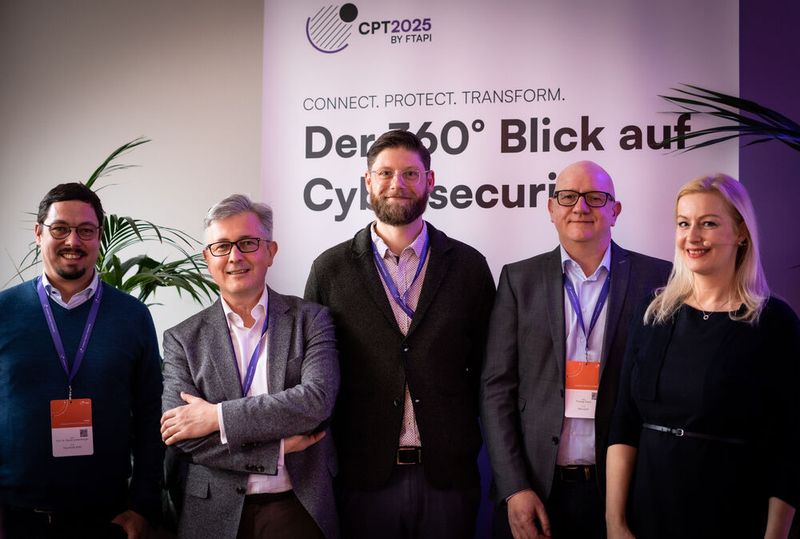(v. l.) Prof. Dr. Daniel Loebenberger, Dr. Kai Martius, Max Imbiel, Thomas Treml und Moderatorin Carmen Hentschel. (Bild: FTAPI)