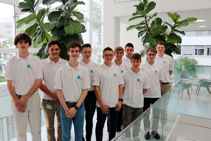 Zehn der 13 qualifizierten Bühler-Lernenden für die IndustrySkills 2023 (drei Lernende konnten beim Fototermin leider nicht dabei sein). (Bild: Bühler AG)