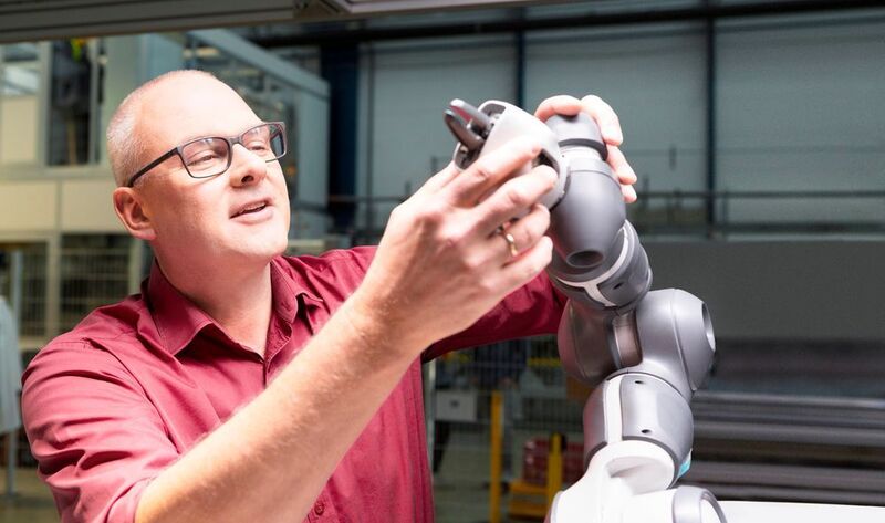 Roboter wie Yumi sollen den Menschen helfen, etwa bei gefährlichen Arbeiten, und nicht sie ersetzen, meint Physiker Björn Matthias. (VDI)