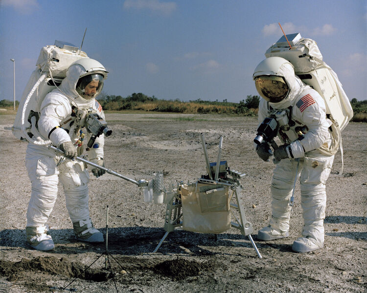 Apollo-13-Astronauten beim Training. Eine der Hauptaufgaben der Apollo-13-Mission sollte sein, Bohrungen für Gesteinspoben durchzuführen. Die vorhergehenden Apollo-Missionen hatten nur in geringem Maß Bodenproben entnommen. (NASA)