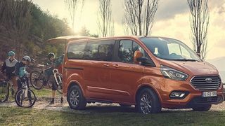 Der Tourneo Custom spart mit dem 48-Volt-Hybrid 0,2 bis 0,4 Liter Diesel. (Ford)