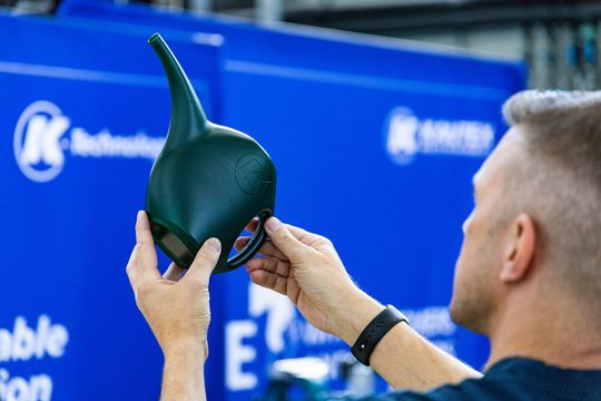 Kautex bewies auf der K 2022, dass Ocean Plastic-Rezyklate ein wertvolles Zweitleben als Kunststoffprodukte haben können. Denn aus alten Fischernetzen wurden in Düsseldorf solche Kindergießkannen sehr wirtschaftlich blasgeformt.(Bild:  Kautex)