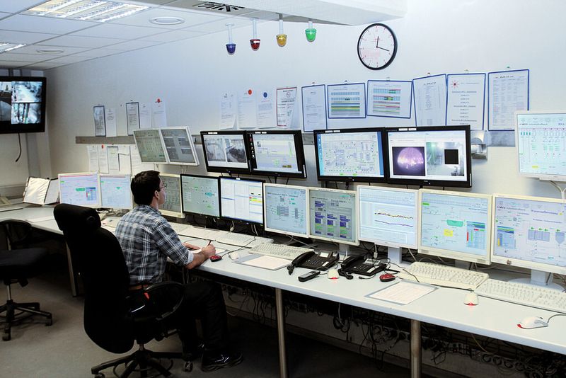 Am Standort Industriepark in Ludwigshafen-Süd hat der Energiedienstleister eine Leitwarte eingerichtet, mit der auch Energieanlagen in der näheren Umgebung gesteuert werden können. (Bild: Kuttkat)