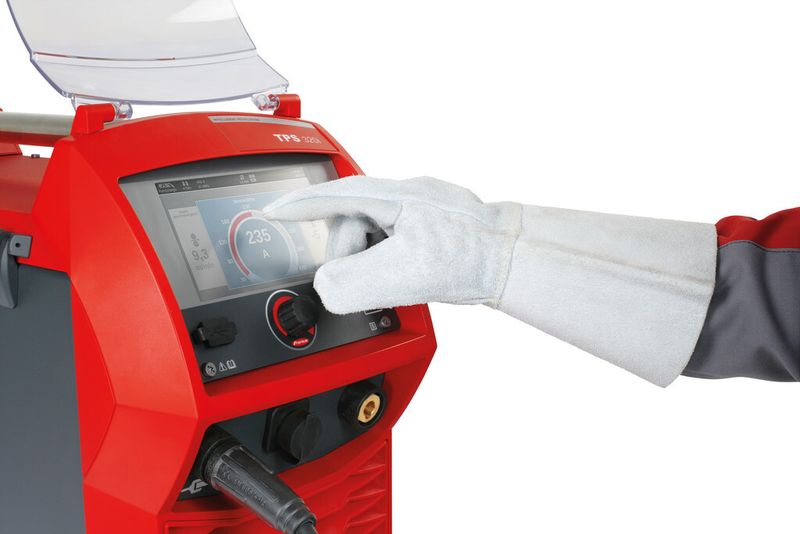 Das große, berührungssensitive 7-Zoll-Grafikdisplay bildet die Grundlage für die intuitive und übersichtliche Mensch-Maschine-Schnittstelle der TPS/i-Plattform und setzt den Schweißer während der Arbeit mit aussagekräftigen Grafiken und Klartext ins Bild. (Bild: Fronius)