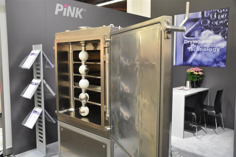 Pink präsentierte in Nürnberg den patentierten Vakuumtrockenschrank Typ VSD mit CIP-Reinigungsvorrichtung. Sie besteht aus einer Reinigungslanze mit Spritzköpfen, die entweder elektrisch oder pneumatisch angetrieben werden. (Archiv: Vogel Business Media)
