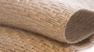 Bcomp aus der Schweiz zeigt auf der Composites Europe 2013 seine technischen Flachsgewebe namens amplitex für den Einsatz in Verbundwerkstoffen, mit denen leistungsfähige Komponenten für Sportgeräte und Fahrräder hergestellt werden können. (Bild: Bcomp)