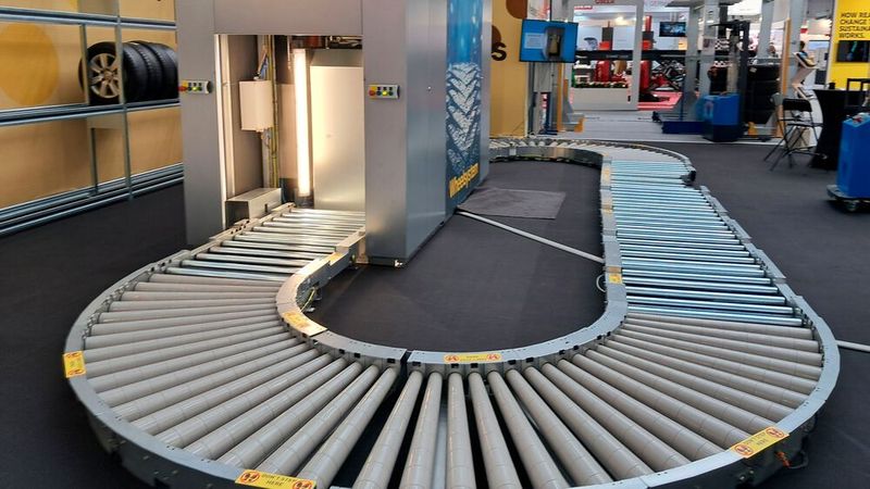 Das muss nicht immer Pkw-spezifisch sein – Hauptsache, die Fördertechnik hilft. (Bild: Doris S. Pfaff - VCG)