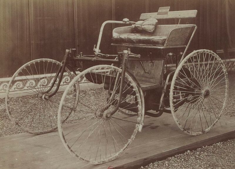 Einen entwicklungstechnischen Schritt nach vorn realisierten Daimler und Maybach durch den Bau des Stahlradwagens mit Zweizylinder-V-Motor. 1889 auf der Pariser Weltausstellung vorgestellt, gab der Stahlradwagen gewissermaßen den Anstoß zur Entstehung der französischen Automobilindustrie.  (gemeinfrei)