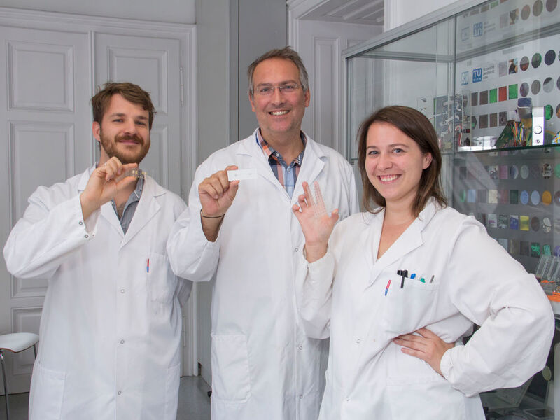Das Team der Cell Chip Group, das sich mit Gewebezüchtung am Chip befasst: DI Barbara Bchmann, Prof. Peter Ertl und Dr. Mario Rothbauer (v.l.n.r.) (TU Wien)